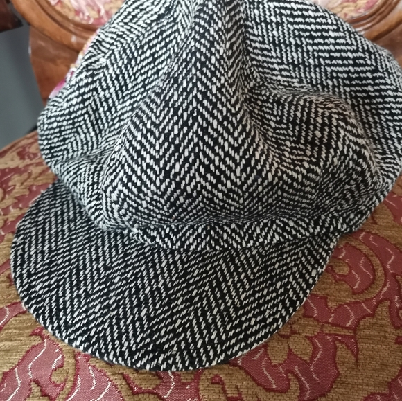 United Colors of Benetton Hat - Picture 2 of 8